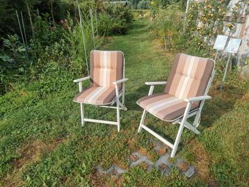 Zes charmante tuinstoelen beschikbaar voor biedingen