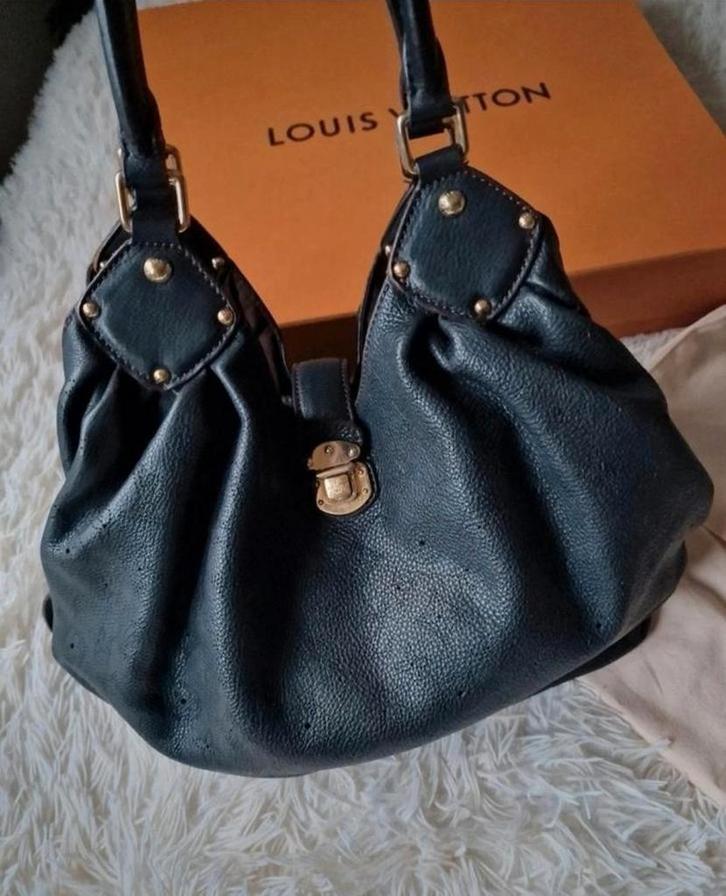 authentieke louis vuitton mahina black. LV, Handtassen en Accessoires, Tassen | Damestassen, Zo goed als nieuw, Zwart, Ophalen of Verzenden