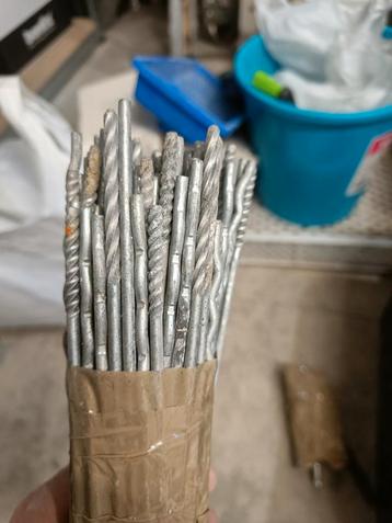 Tiges pour murs. A visser. 22 et 25cm, Enlèvement ou Envoi, Comme neuf, Inox