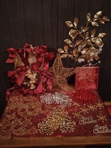Gouden/rode kerstversieringen  beschikbaar voor biedingen