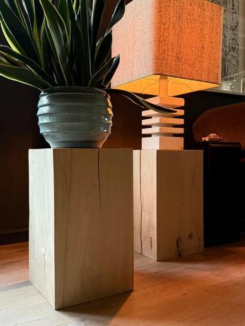 bijzettafel in massief hout beschikbaar voor biedingen