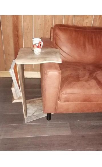 Bijzettafel van massief hout  beschikbaar voor biedingen