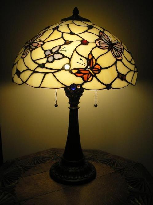 Tiffany tafellamp met kleurige vlinders in de kap, Antiek en Kunst, Antiek | Verlichting, Ophalen