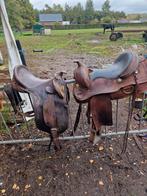 Twee westernzadels, Ophalen