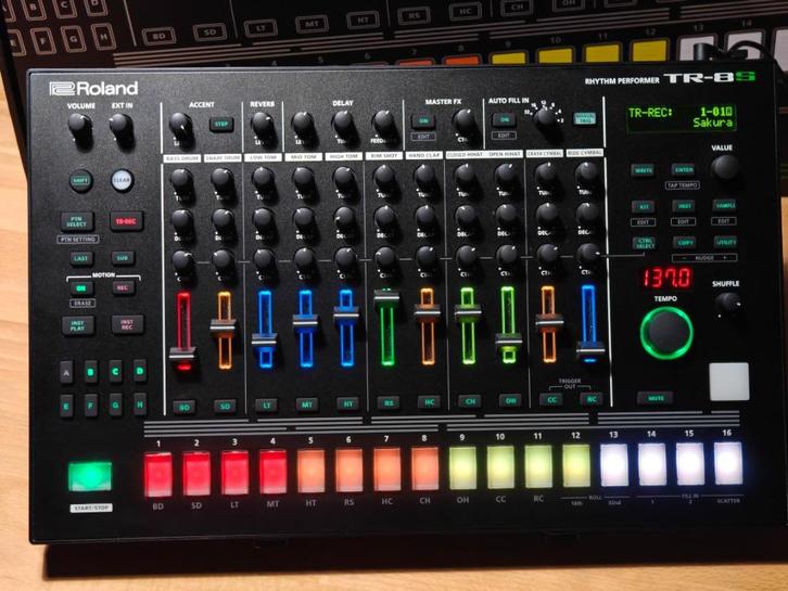 Roland TR-8S Rhythm Performer, Muziek en Instrumenten, Drumcomputers, Zo goed als nieuw, Roland, Ophalen