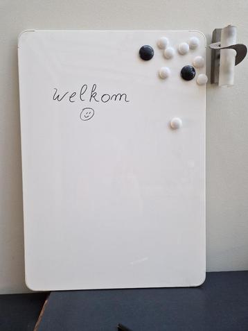 Wit magneet en schrijfbord beschikbaar voor biedingen