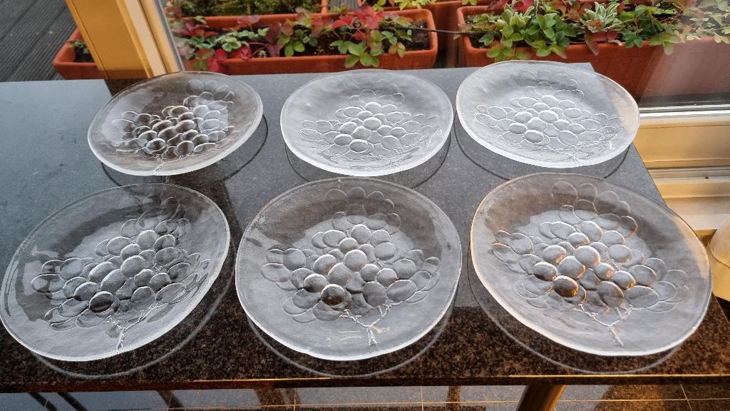 6 assiettes Kosta Boda Vintage, Maison & Meubles, Cuisine | Vaisselle, Comme neuf, Assiettes(s), Autres styles, Verre, Enlèvement