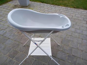 babybadje met houder en afvoeraccessoires beschikbaar voor biedingen