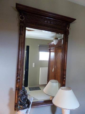 Wandspiegel met eventueel bijhorend muurtafeltje beschikbaar voor biedingen