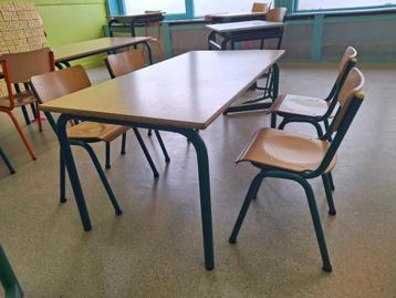 Tafels en stoelen kleuterklas beschikbaar voor biedingen