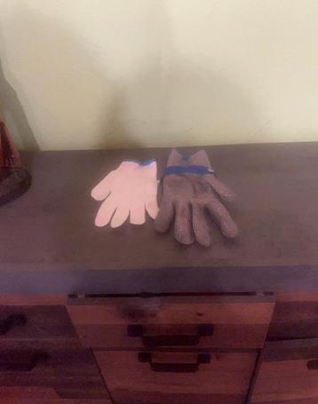 Veiligheidshandschoenen tegen snijwonden. beschikbaar voor biedingen