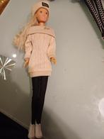 pop(barbieformaat) beige kleedje/muts, Kinderen en Baby's, Ophalen of Verzenden, Barbie