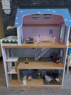 Groot houten poppenhuis met accessoires en 8 popjes, Ophalen, Zo goed als nieuw, Poppenhuis