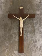 Houten kruisbeeld met ivoren Christus, Ophalen