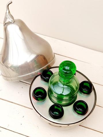 Vintage barset 'peer' met groene fles en shotglaasjes beschikbaar voor biedingen