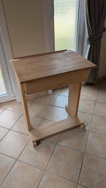 Vintage lessenaar bureau met opbergruimte beschikbaar voor biedingen