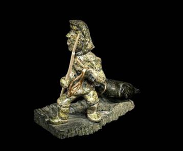 art inuit, statue en pierre signée Adamie de 17 cm de long, Enlèvement