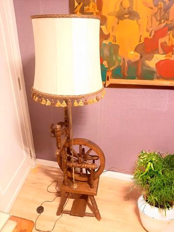 Originele houten vloerlamp met spinnewiel beschikbaar voor biedingen