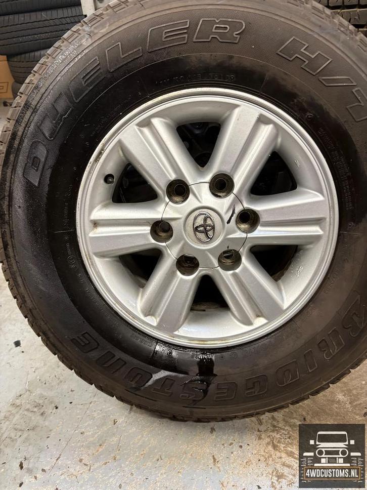 Toyota hilux set van 4 band+velg 255/70r15 prijs per set €44, Autos : Pièces & Accessoires, Pneus & Jantes, Pneus et Jantes, Véhicule de tourisme