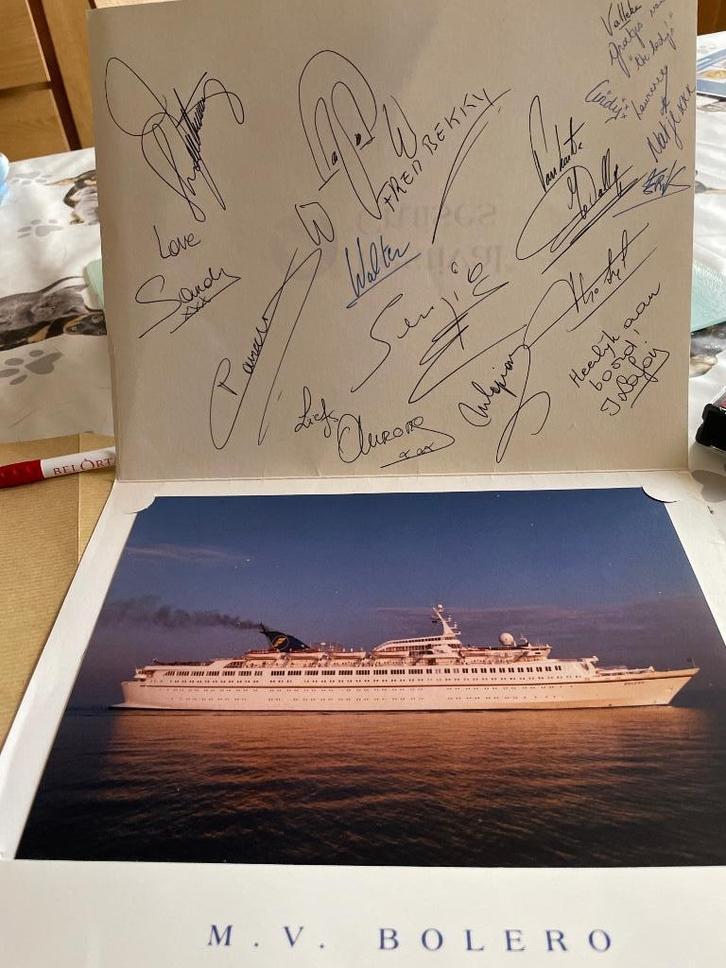 Handtekening van meerdere artiesten uit VTM showboat 1998, Verzamelen, Muziek, Artiesten en Beroemdheden, Gebruikt, Foto of Kaart