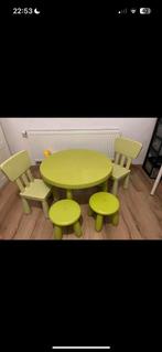 Table enfants ikea + 2 tabourets et 2 chaises, Comme neuf