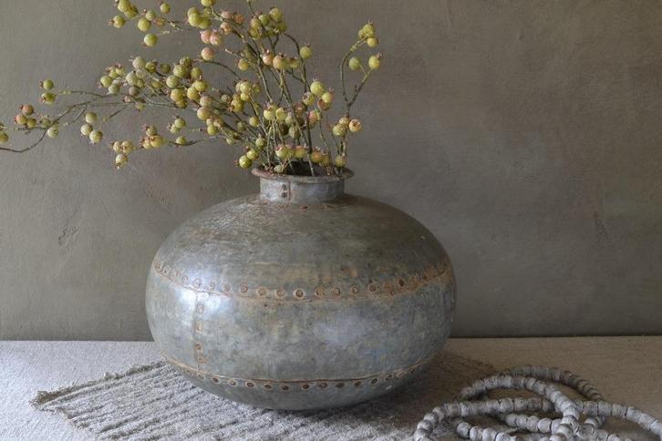 Oude Indiase nagouri pot waterkruik, Huis en Inrichting, Woonaccessoires | Vazen, Gebruikt, Minder dan 50 cm, Overige materialen