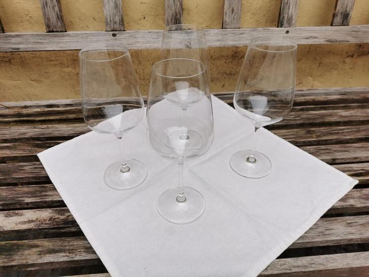 Vier grote wijnglazen in perfecte staat., Maison & Meubles, Cuisine | Vaisselle, Comme neuf, Verre ou Verres, Verre, Enlèvement ou Envoi
