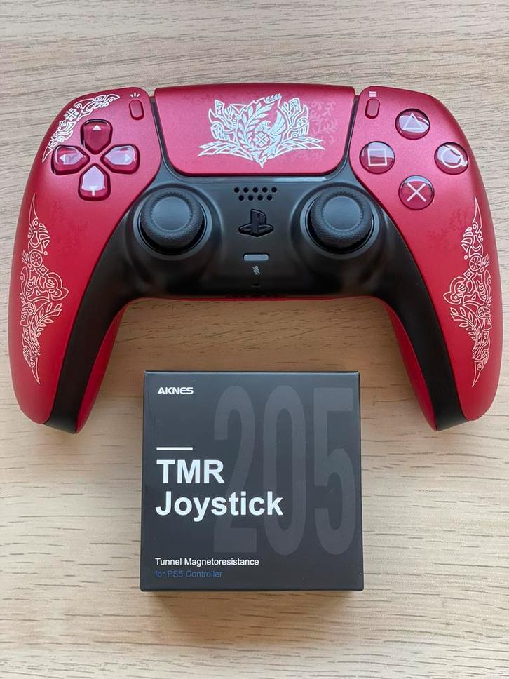 Ps5 controller Monster Hunter met TMR sticks, Games en Spelcomputers, Spelcomputers | Sony Consoles | Accessoires, Zo goed als nieuw