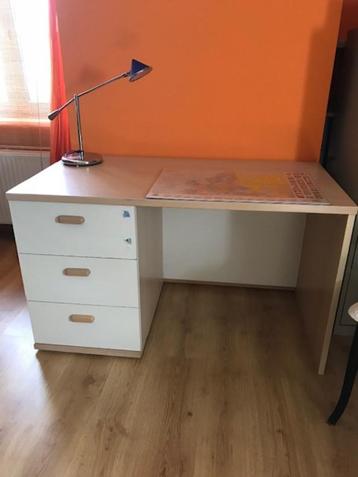 BUREAU beschikbaar voor biedingen