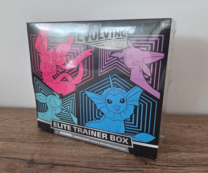 Pokémon - Evolving Skies ETB, Hobby en Vrije tijd, Verzamelkaartspellen | Pokémon, Zo goed als nieuw, Overige typen, Foil, Ophalen of Verzenden