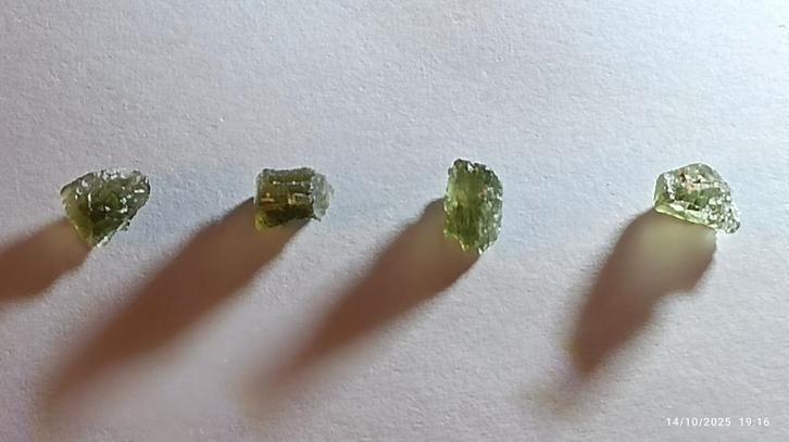 Klein stukje  moldaviet, Handtassen en Accessoires, Edelstenen, Nieuw, Ophalen of Verzenden