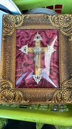 Kruisbeeld onder glas., Antiek en Kunst, Antiek | Religieuze voorwerpen, Ophalen