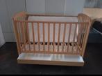 Baby bedje van massief hout, op wieltjes, Kinderen en Baby's, Ophalen, Zo goed als nieuw