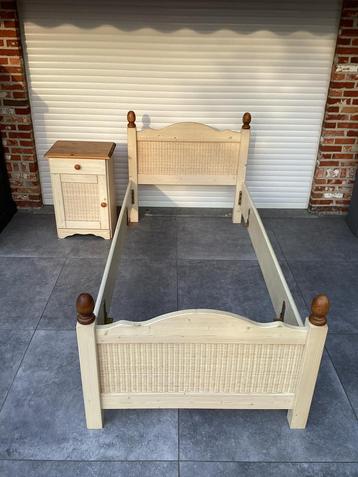 Bed, nachttafel, bureau in goede staat GRATiS beschikbaar voor biedingen