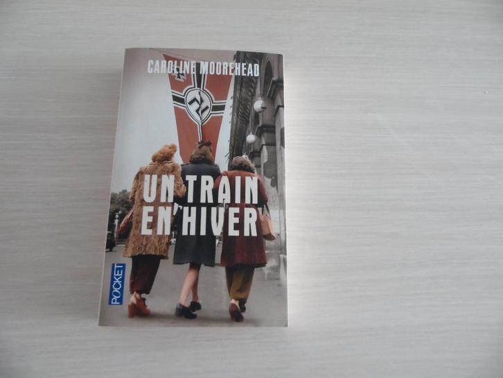 UN TRAIN EN HIVER        CAROLINE MOOREHEAD, Boeken, Romans, Zo goed als nieuw, Europa overig, Ophalen of Verzenden
