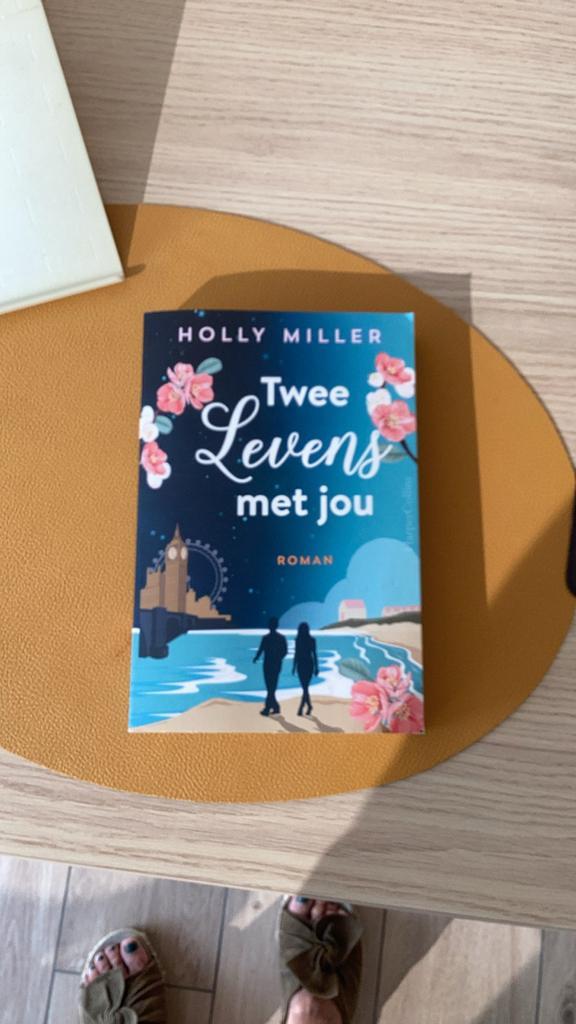 Holly Miller - Twee levens met jou, Boeken, Literatuur, Zo goed als nieuw, Ophalen of Verzenden