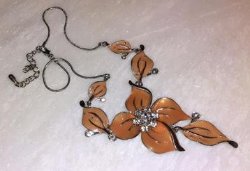 statement ketting perzikroze bloemen met strass