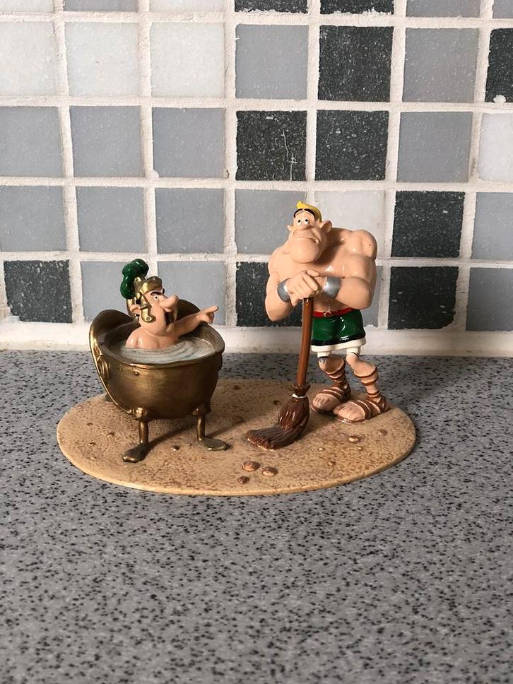 De centurion werd gestalkt in zijn bad + Cornedurus, Verzamelen, Beelden en Beeldjes, Zo goed als nieuw, Ophalen of Verzenden