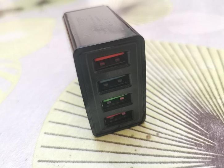 2 x GSM Lader met 4 USB poorten zwart/RGB, Telecommunicatie, Mobiele telefoons | Telefoon-opladers, Nieuw, Overige merken, Ophalen of Verzenden