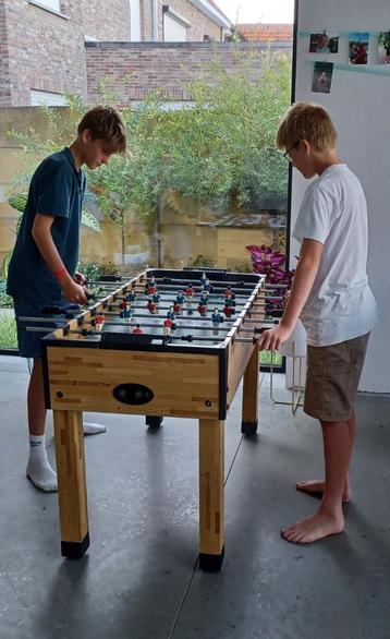 Kickertafel voor tieners beschikbaar voor biedingen