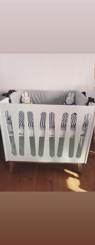 Babypark Quax wit met houten poten, Kinderen en Baby's, Babyparken, Zo goed als nieuw, Rechthoekig, In hoogte verstelbaar, Boxkleed