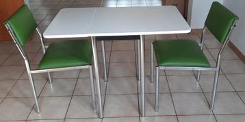 2 chaises inox et table pliable années 70 disponible aux enchères