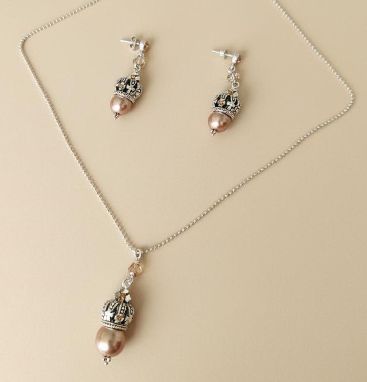 Dolce Luna Sieradenset – Oorbellen & Hanger Ketting, Handtassen en Accessoires, Kettingen, Nieuw, Zilver, Beige, Met hanger, Ophalen