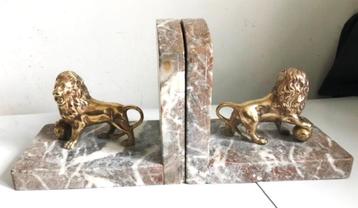 Boekensteunen met leeuwen beeldjes beschikbaar voor biedingen