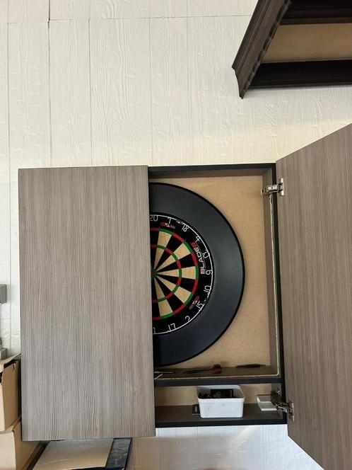 Houten dartkast met dartbord – bieden mag, Sport en Fitness, Darts, Zo goed als nieuw, Overige typen, Ophalen