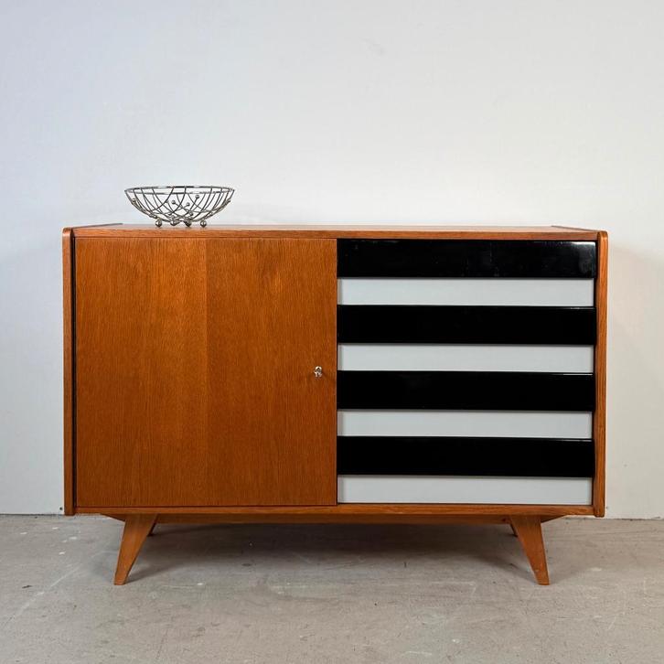 Buffet U458 de Jiří Jiroutek, noir avec tiroirs blancs, Maison & Meubles, Armoires | Dressoirs, Comme neuf, 100 à 150 cm, 25 à 50 cm