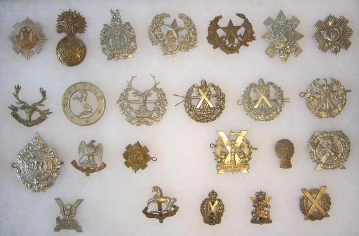 24 Scottish Cap Badges + Boek, Collections, Objets militaires | Général, Armée de terre, Enlèvement ou Envoi