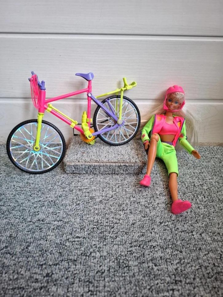 Barbie met fiets jaren 90 (met defect!), Kinderen en Baby's, Speelgoed | Poppen, Gebruikt, Barbie, Ophalen of Verzenden
