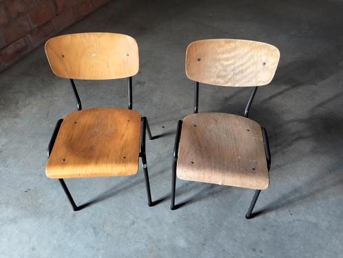 Twee vintage schoolstoelen, Huis en Inrichting, Stoelen, Gebruikt, Twee, Hout, Overige kleuren, Ophalen