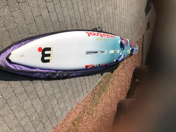 Funboard Mistral Edge Race Slalom met toebehoren beschikbaar voor biedingen